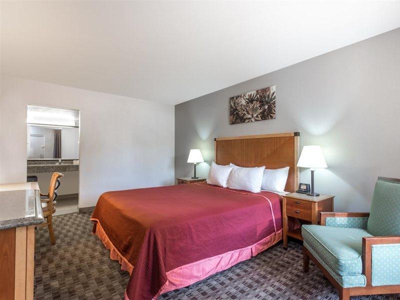 Howard Johnson By Wyndham Scottsdale Old Town Экстерьер фото