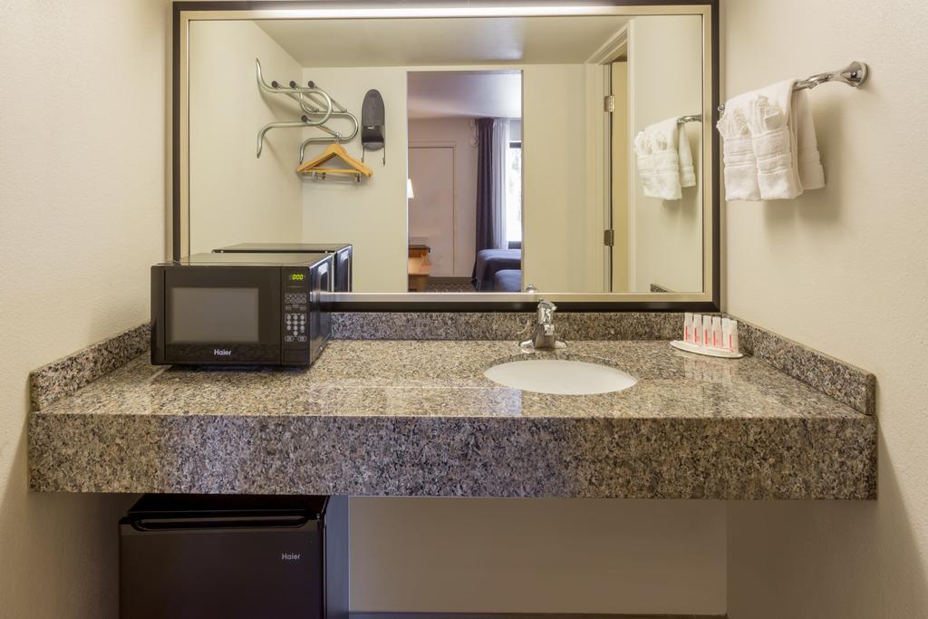 Howard Johnson By Wyndham Scottsdale Old Town Экстерьер фото